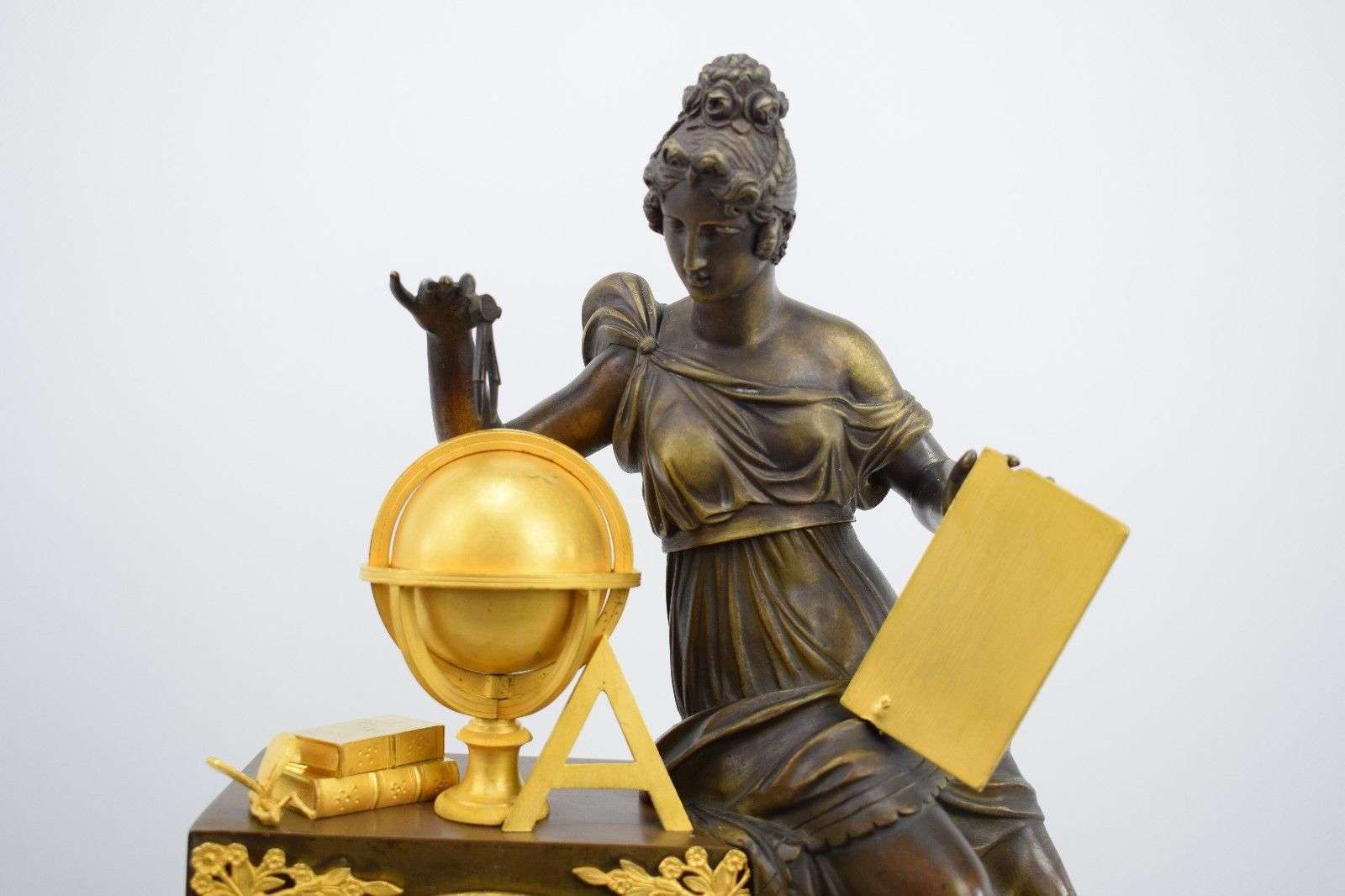 Große Empire Pendule Kaminuhr Urania Astronomie feuervergoldete Bronze 1820 – Detail