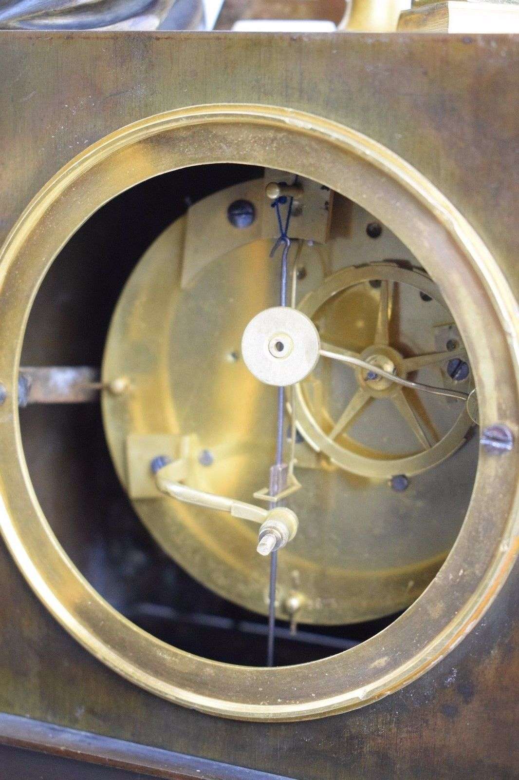 Große Empire Pendule Kaminuhr Urania Astronomie feuervergoldete Bronze 1820 – Detail