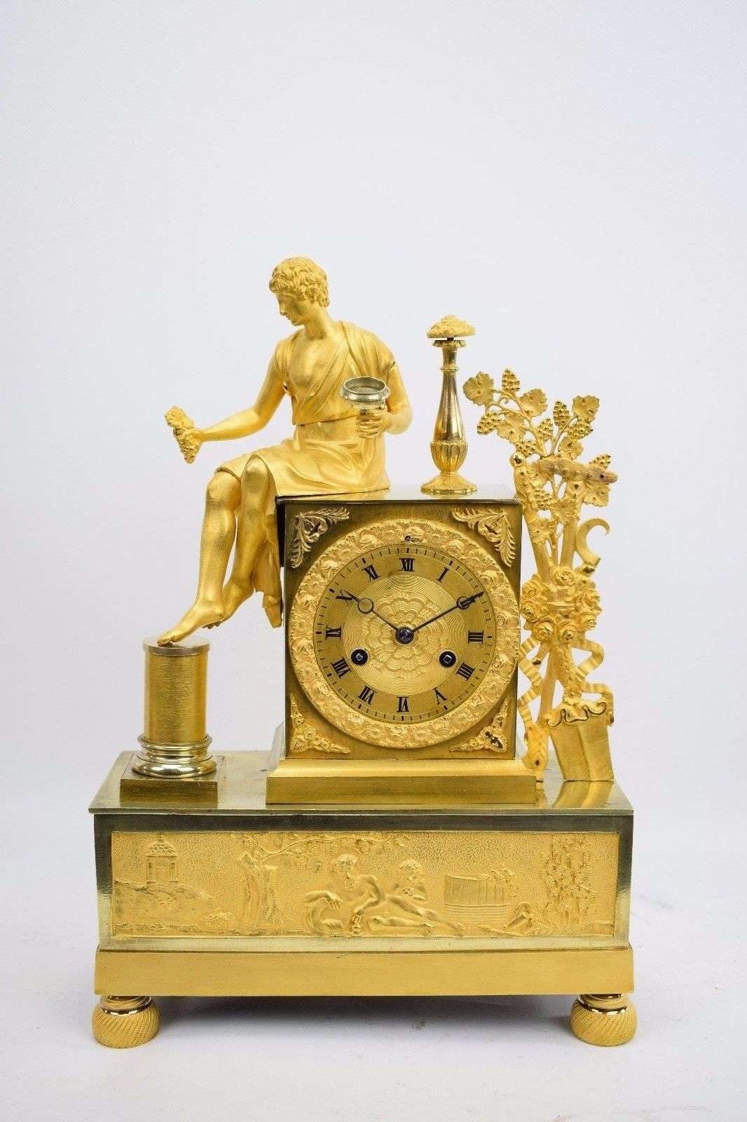 Empire Pendule Kaminuhr Bacchus Dionysos Bronze feuervergoldet Paris um 1810 – Vorderansicht