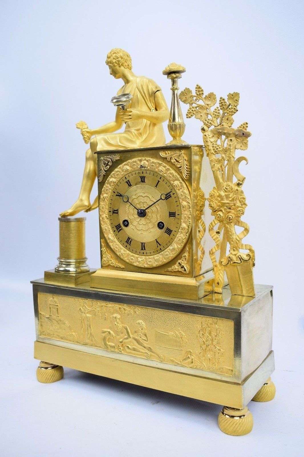 Empire Pendule Kaminuhr Bacchus Dionysos Bronze feuervergoldet Paris um 1810 – Detail