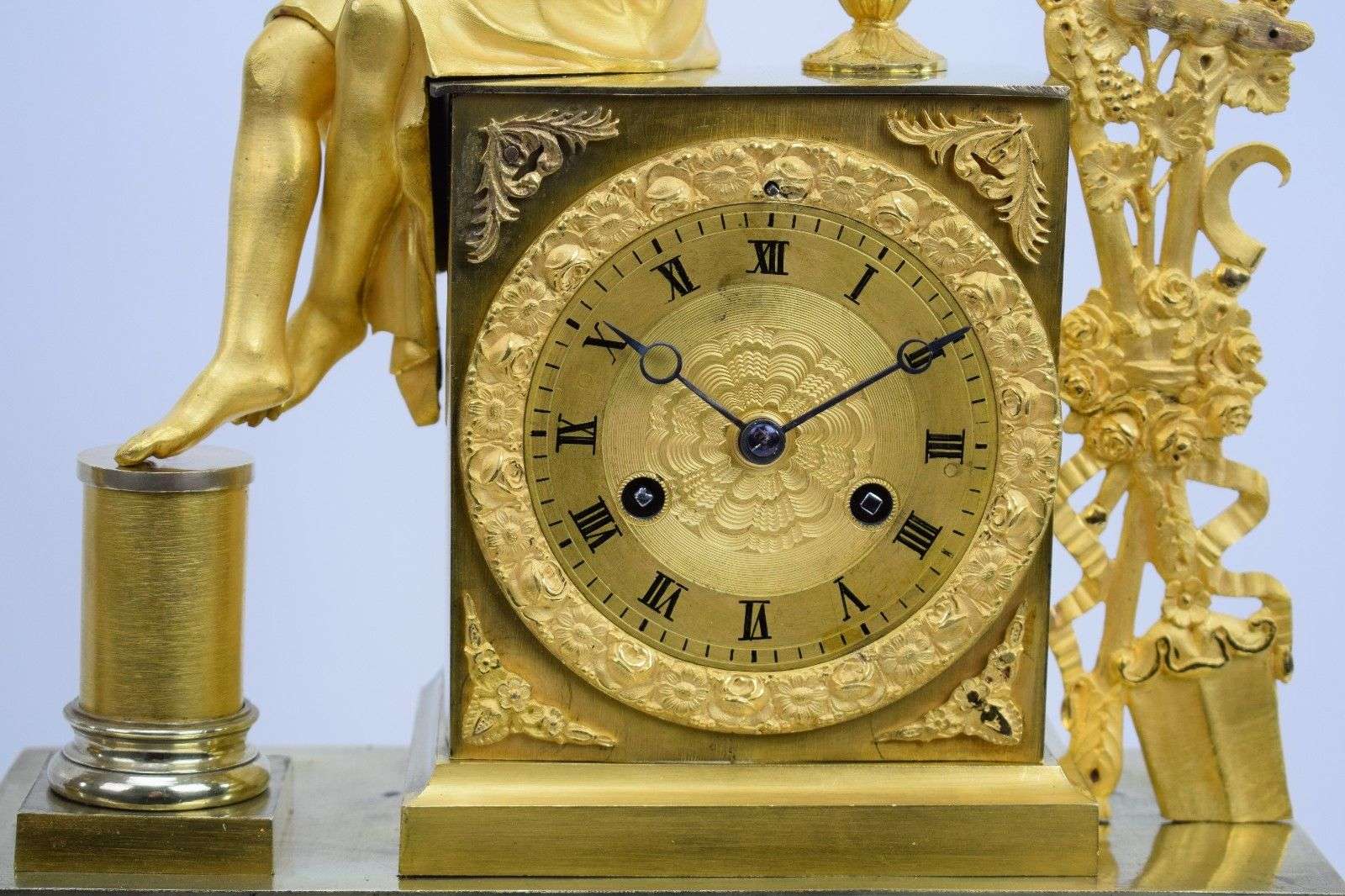 Empire Pendule Kaminuhr Bacchus Dionysos Bronze feuervergoldet Paris um 1810 – Detail