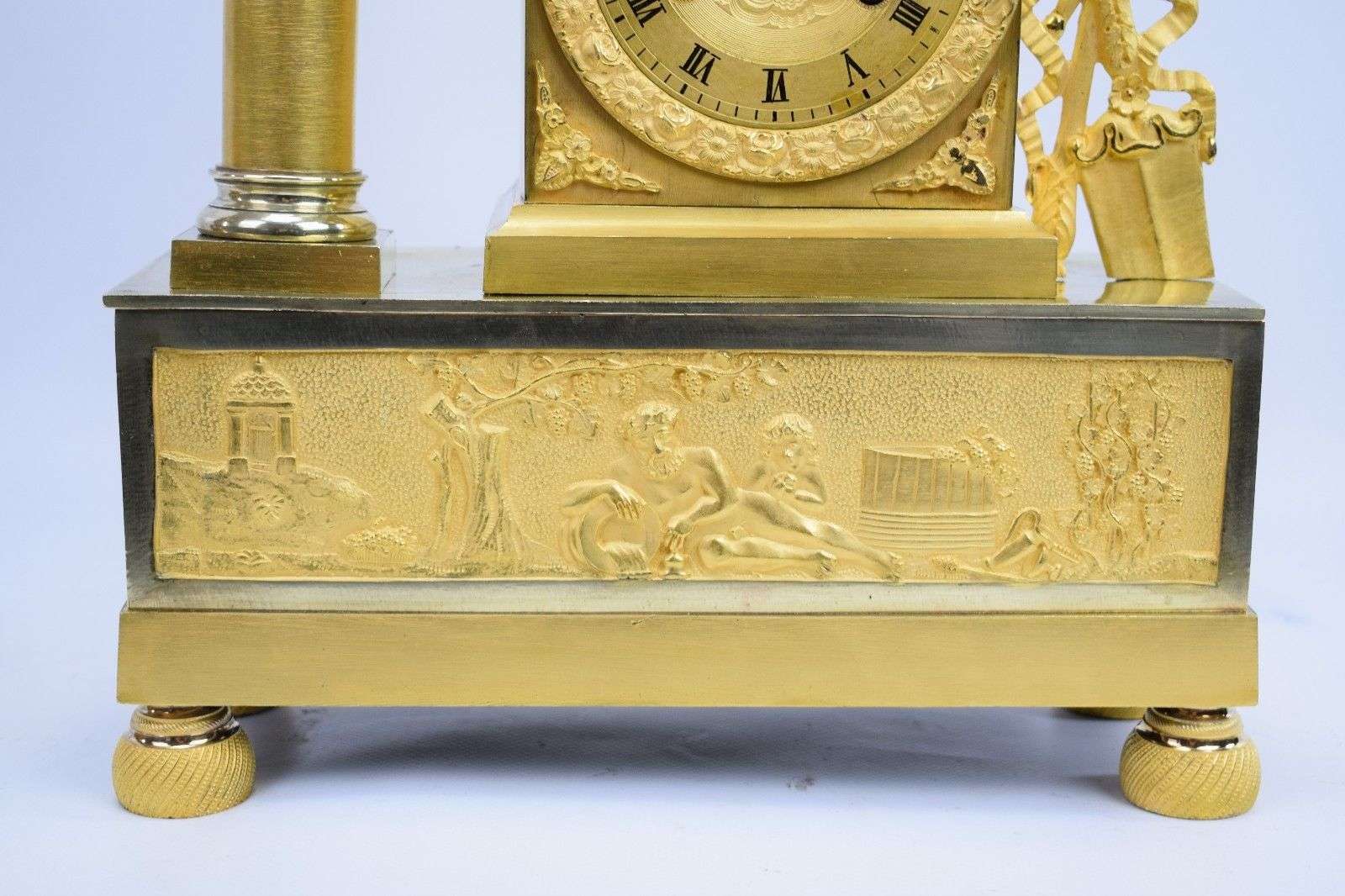Empire Pendule Kaminuhr Bacchus Dionysos Bronze feuervergoldet Paris um 1810 – Detail