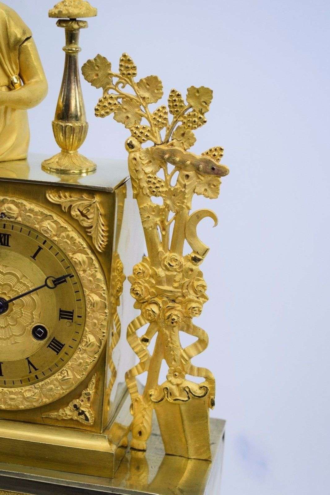 Empire Pendule Kaminuhr Bacchus Dionysos Bronze feuervergoldet Paris um 1810 – Detail