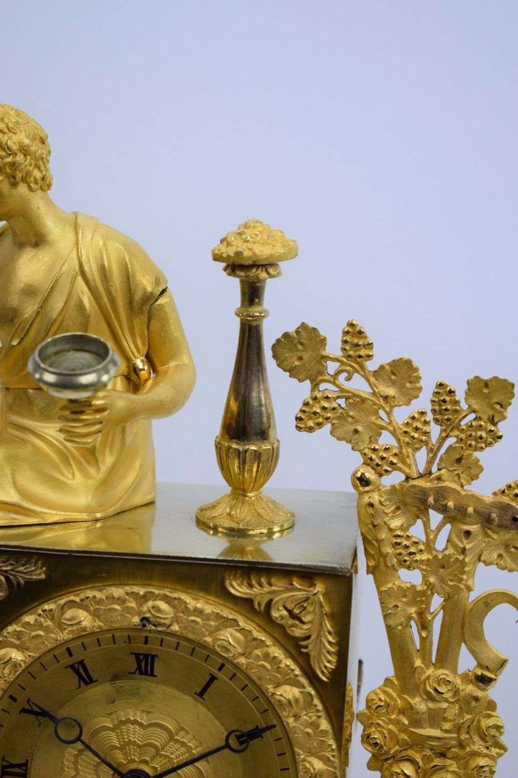 Empire Pendule Kaminuhr Bacchus Dionysos Bronze feuervergoldet Paris um 1810 – Detail