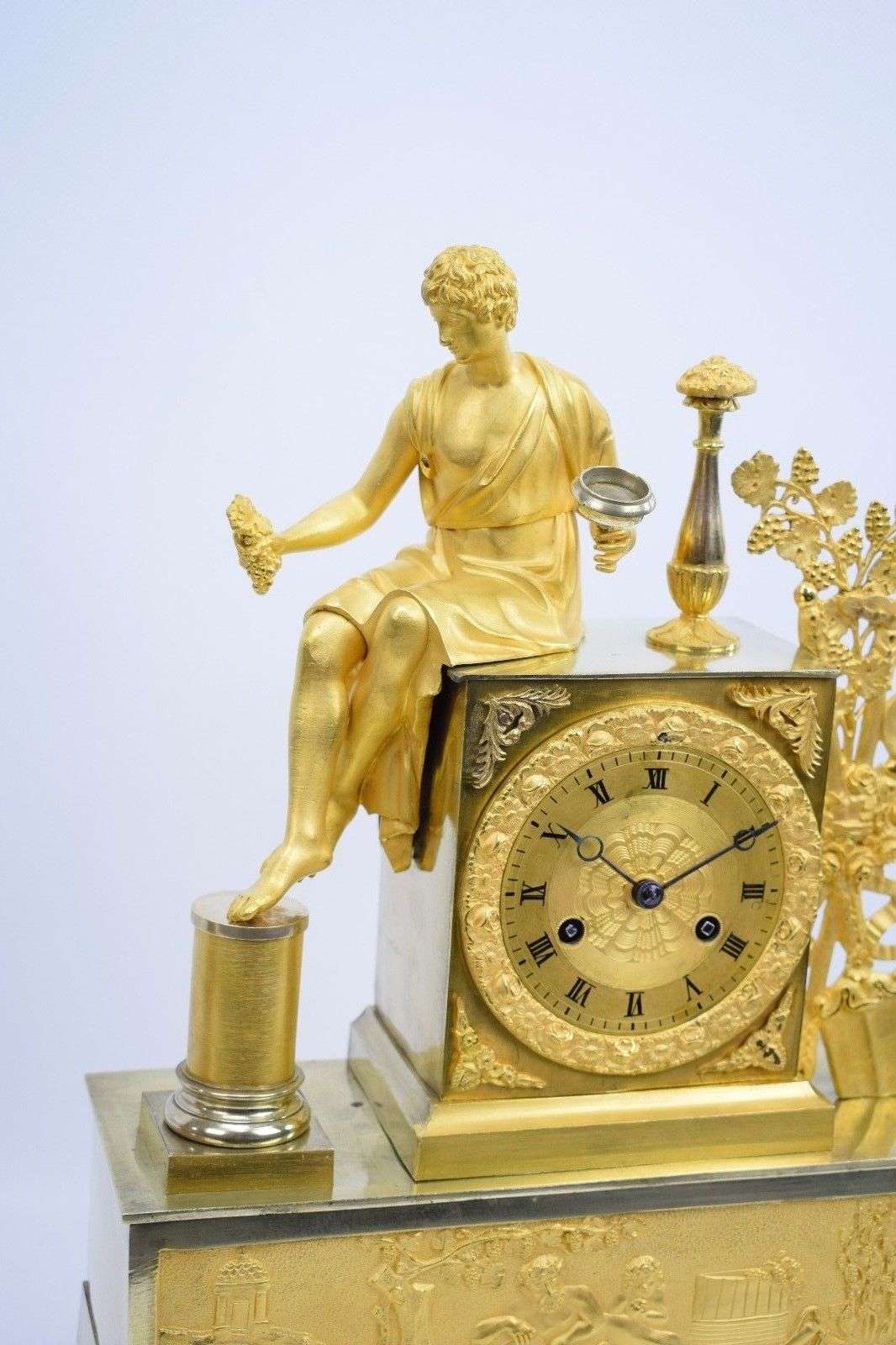 Empire Pendule Kaminuhr Bacchus Dionysos Bronze feuervergoldet Paris um 1810 – Detail