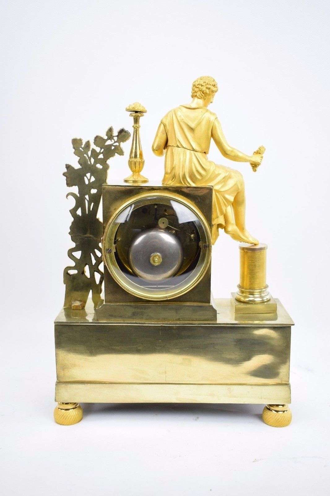 Empire Pendule Kaminuhr Bacchus Dionysos Bronze feuervergoldet Paris um 1810 – Detail