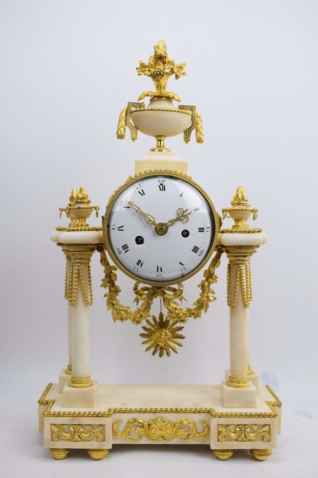 Portaluhr Pendule Kaminuhr Carrara Marmor, feuervergoldete Bronze Louis XVI 1780 – Vorderansicht