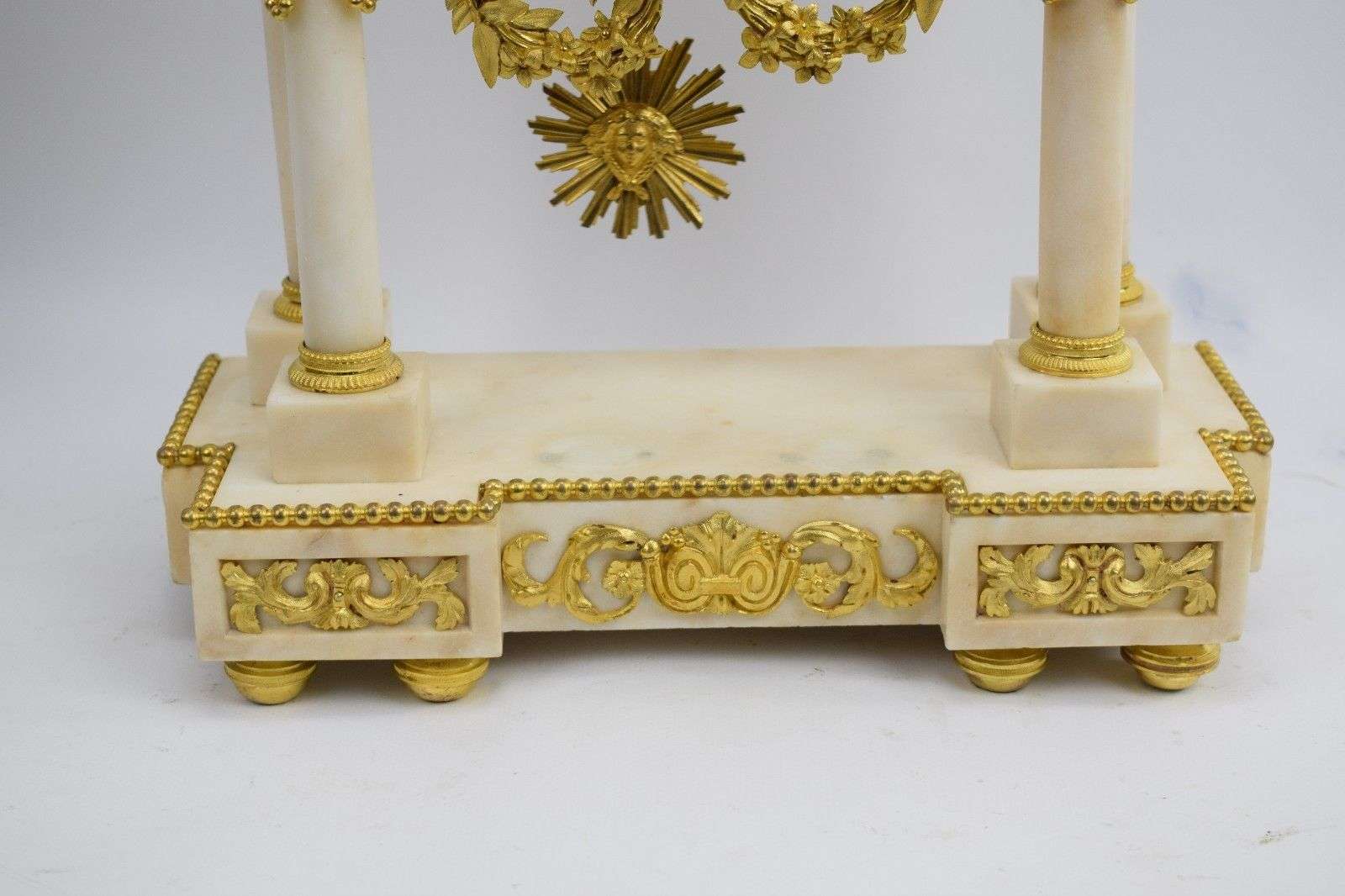 Portaluhr Pendule Kaminuhr Carrara Marmor, feuervergoldete Bronze Louis XVI 1780 – Detail