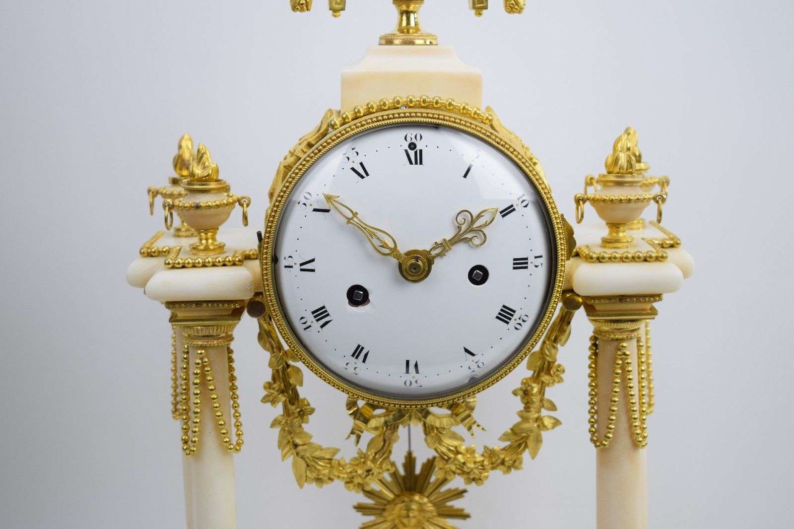 Portaluhr Pendule Kaminuhr Carrara Marmor, feuervergoldete Bronze Louis XVI 1780 – Detail