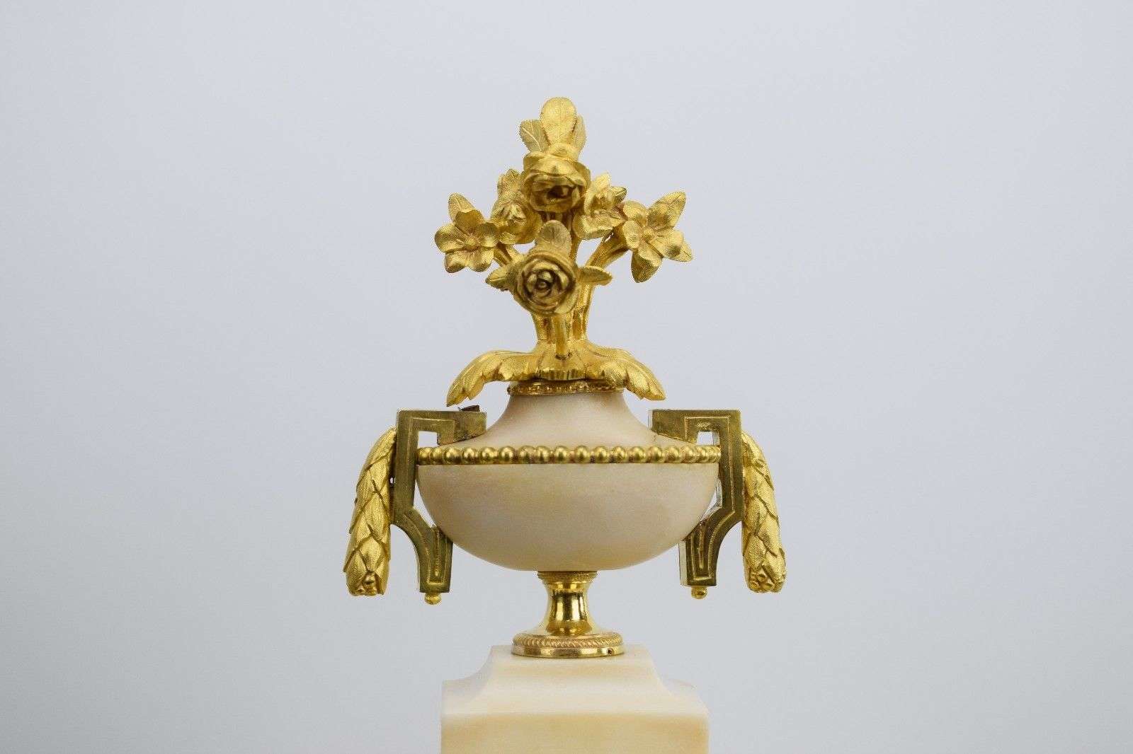 Portaluhr Pendule Kaminuhr Carrara Marmor, feuervergoldete Bronze Louis XVI 1780 – Detail