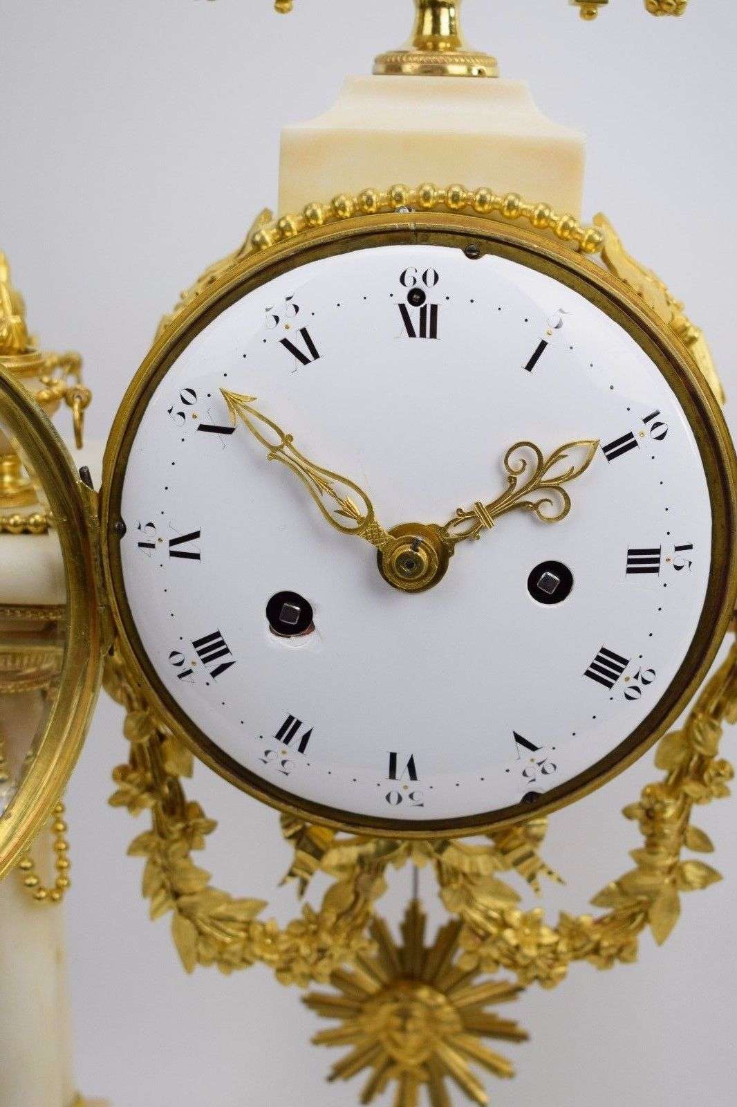Portaluhr Pendule Kaminuhr Carrara Marmor, feuervergoldete Bronze Louis XVI 1780 – Detail