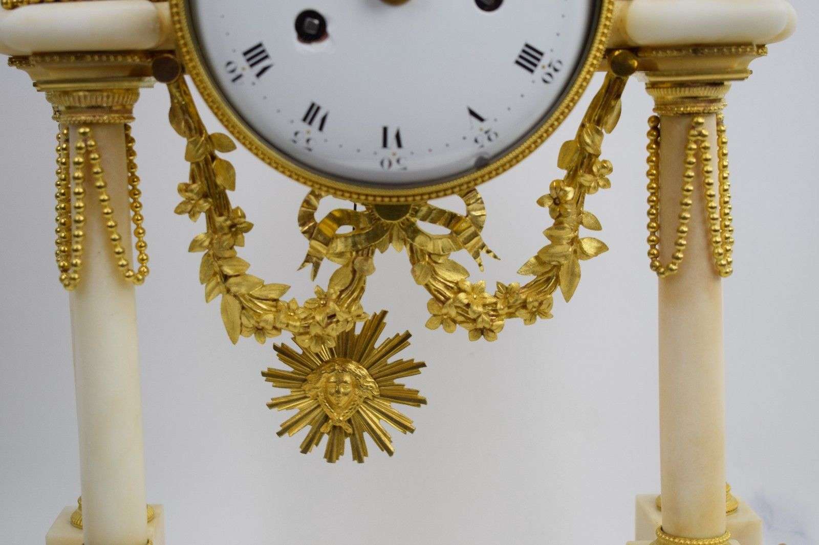 Portaluhr Pendule Kaminuhr Carrara Marmor, feuervergoldete Bronze Louis XVI 1780 – Detail