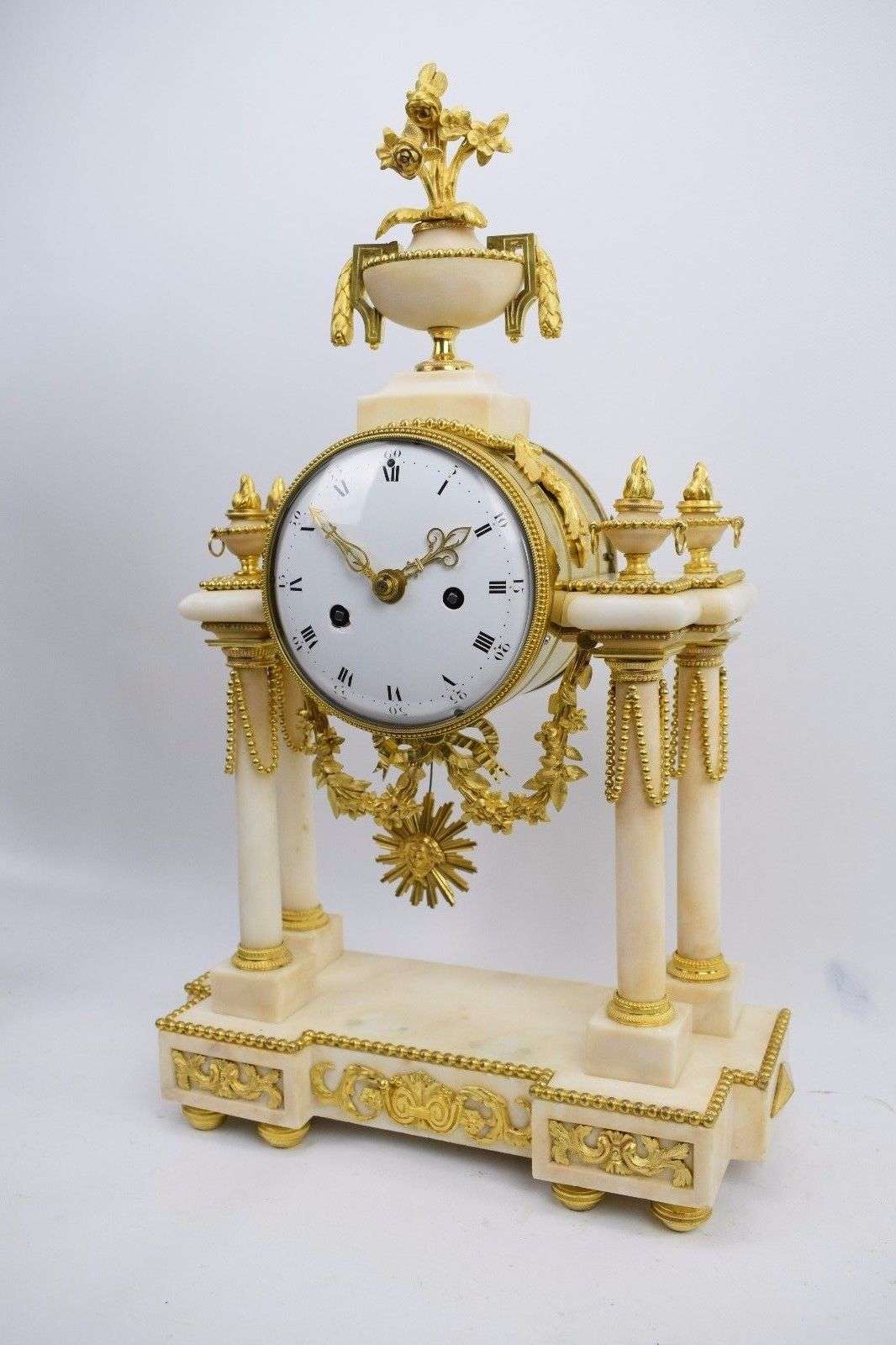Portaluhr Pendule Kaminuhr Carrara Marmor, feuervergoldete Bronze Louis XVI 1780 – Detail