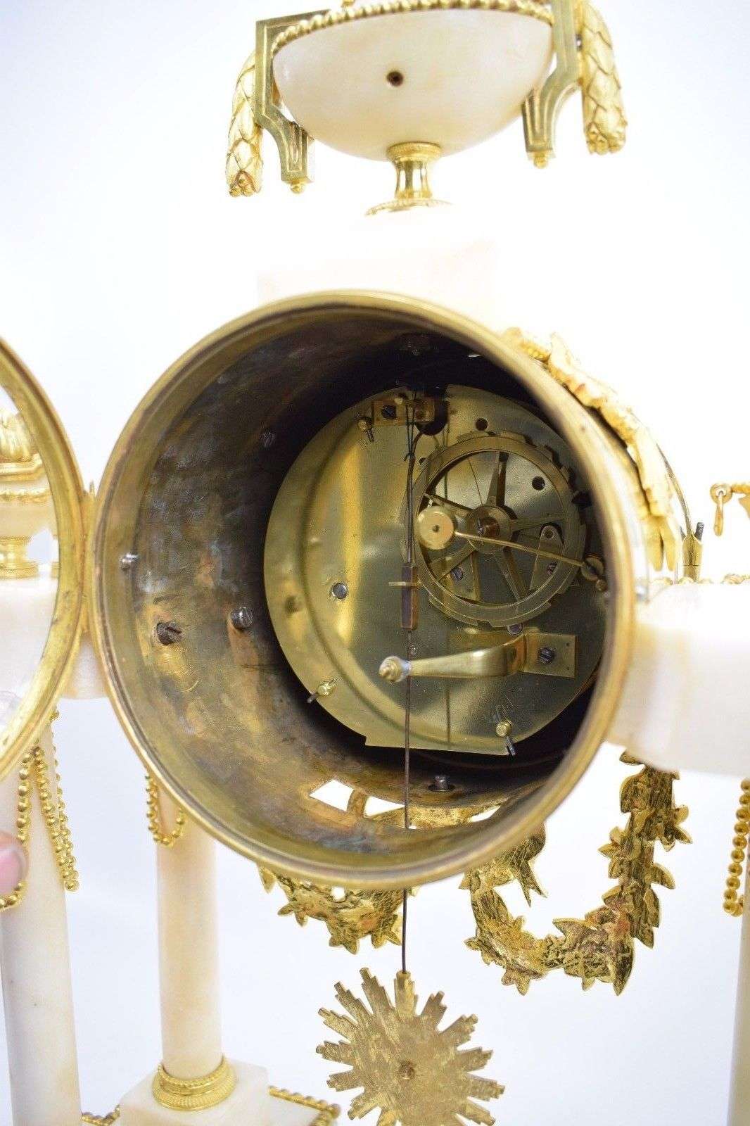Portaluhr Pendule Kaminuhr Carrara Marmor, feuervergoldete Bronze Louis XVI 1780 – Detail