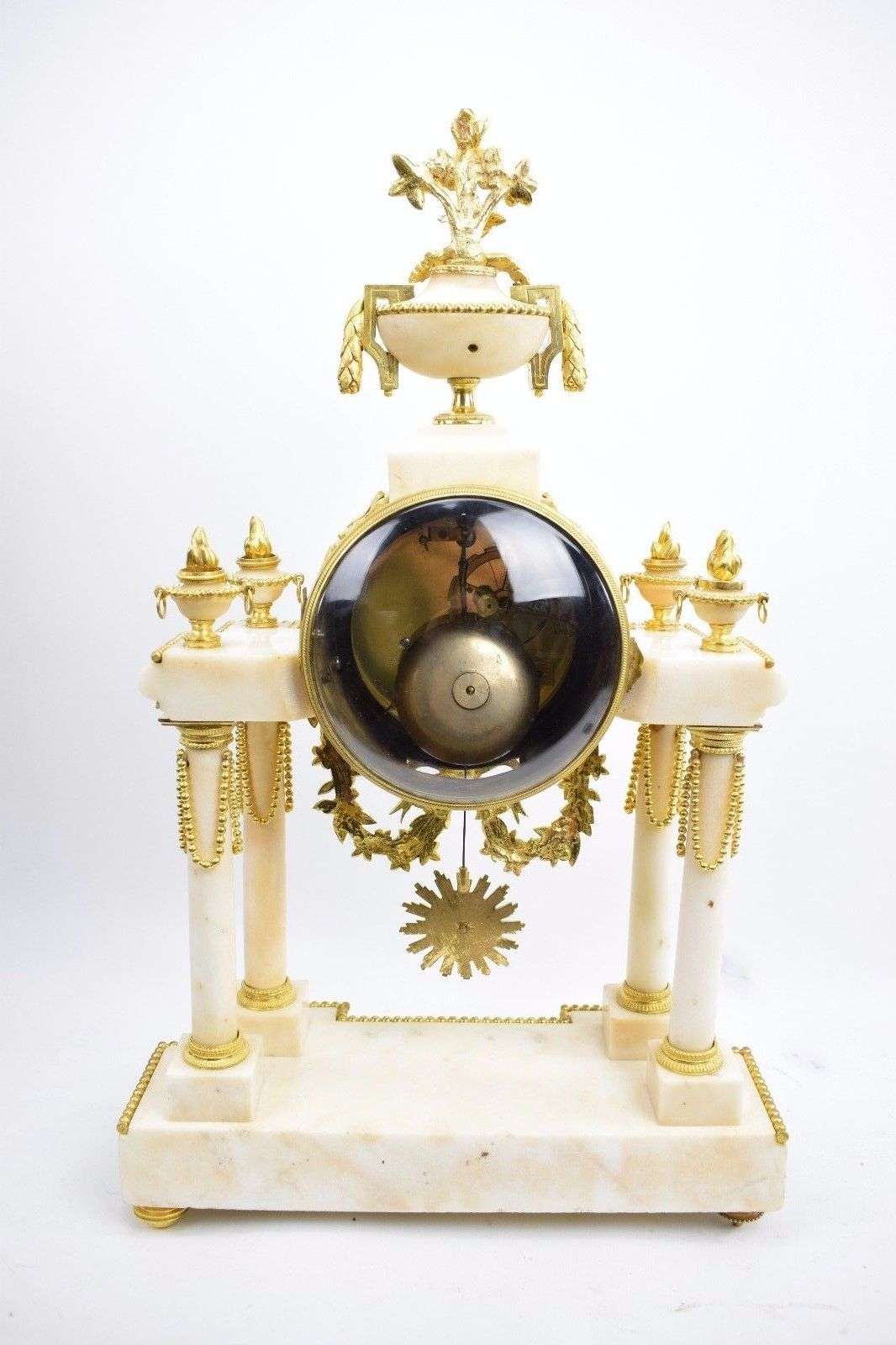 Portaluhr Pendule Kaminuhr Carrara Marmor, feuervergoldete Bronze Louis XVI 1780 – Detail
