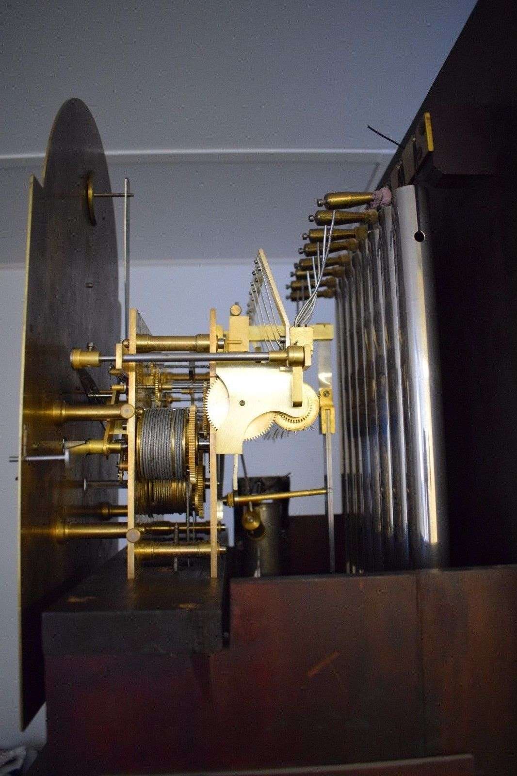 Imposante englische Standuhr mit Tubular Gong 2 Melodien auf 9 Röhrenglocken um 1890 – Detail