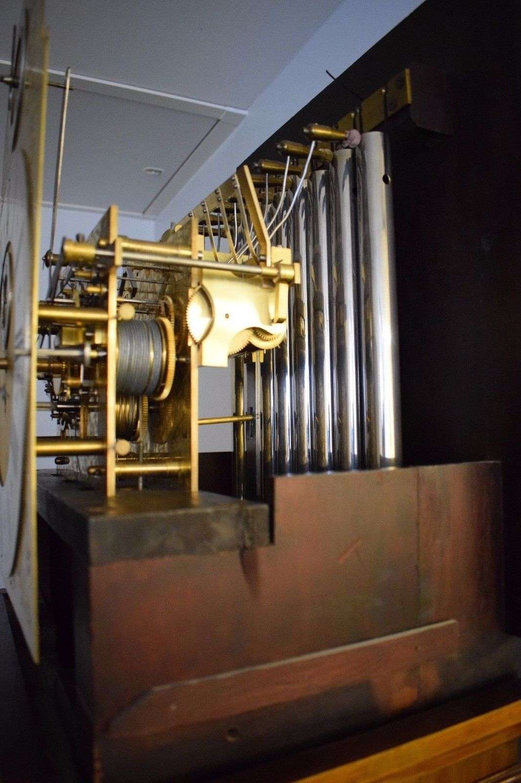 Imposante englische Standuhr mit Tubular Gong 2 Melodien auf 9 Röhrenglocken um 1890 – Detail