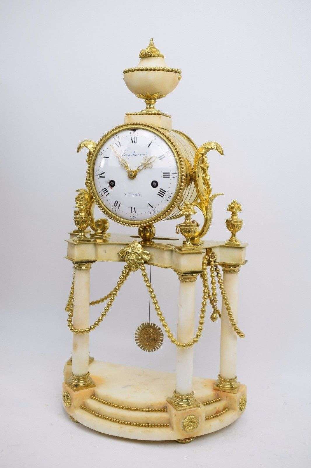 Portaluhr Pendule Kaminuhr Carrara Marmor, Farquharson Louis XVI 1775 – Vorderansicht