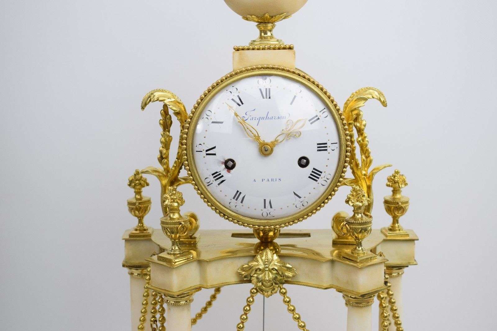 Portaluhr Pendule Kaminuhr Carrara Marmor, Farquharson Louis XVI 1775 – Detail