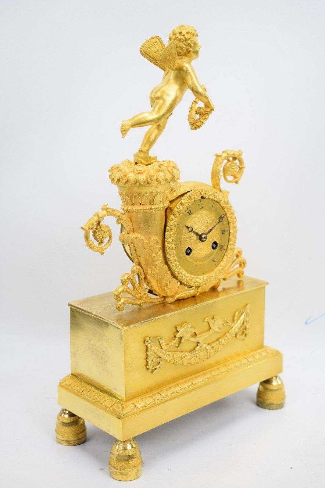 Wunderschöne Empire Pendule "Triumph des Amor" aus feuervergoldeter Paris um 1815 – Detail
