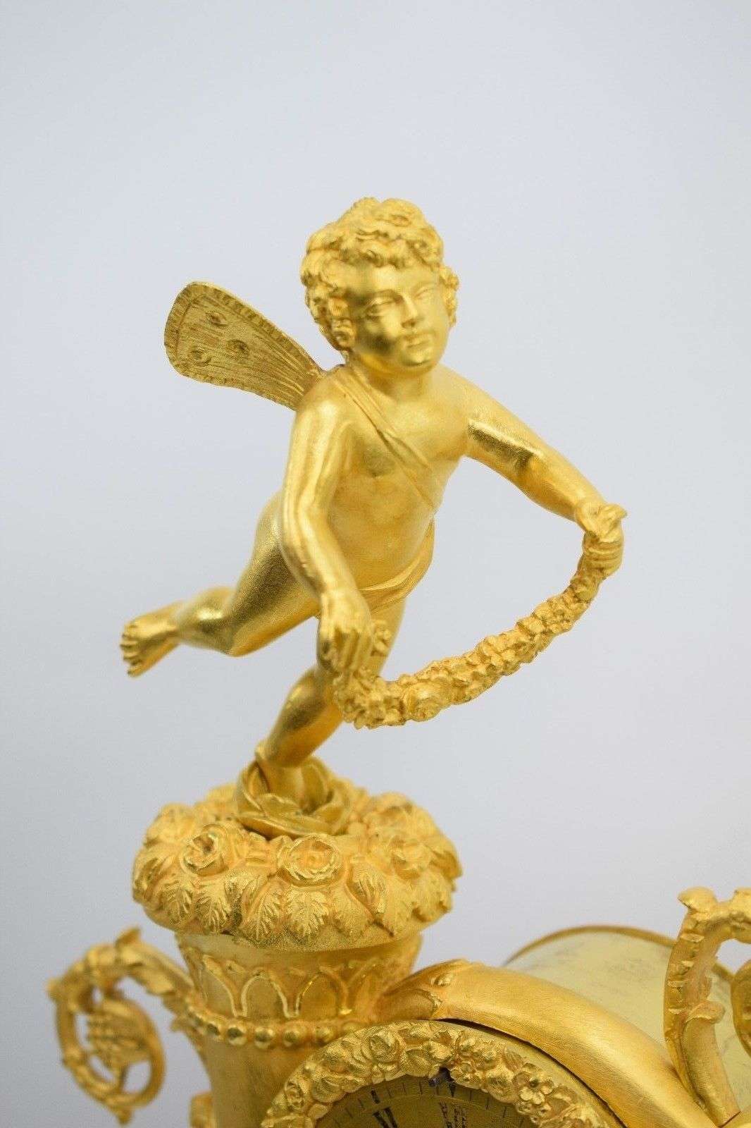 Wunderschöne Empire Pendule "Triumph des Amor" aus feuervergoldeter Paris um 1815 – Detail