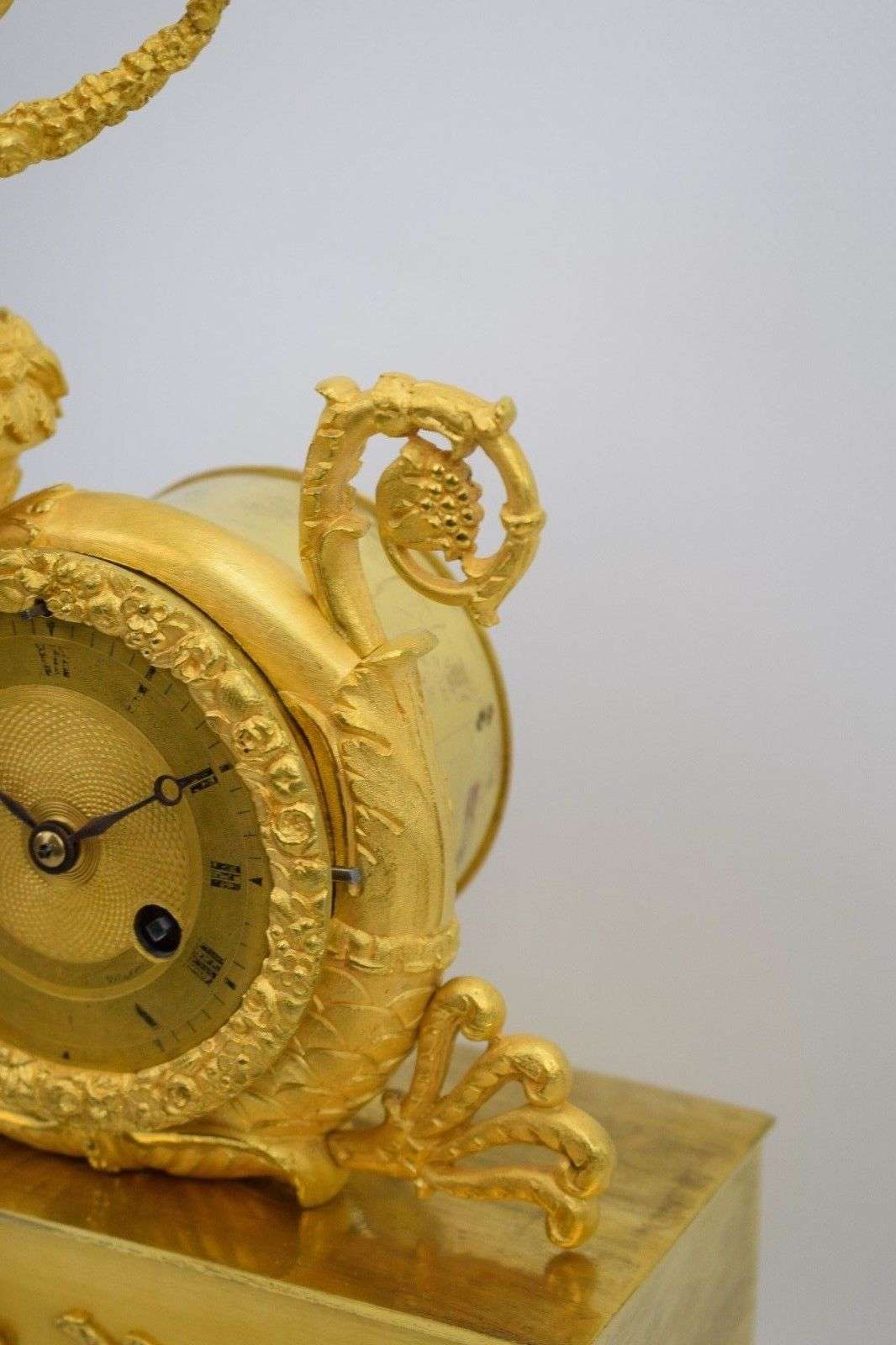 Wunderschöne Empire Pendule "Triumph des Amor" aus feuervergoldeter Paris um 1815 – Detail