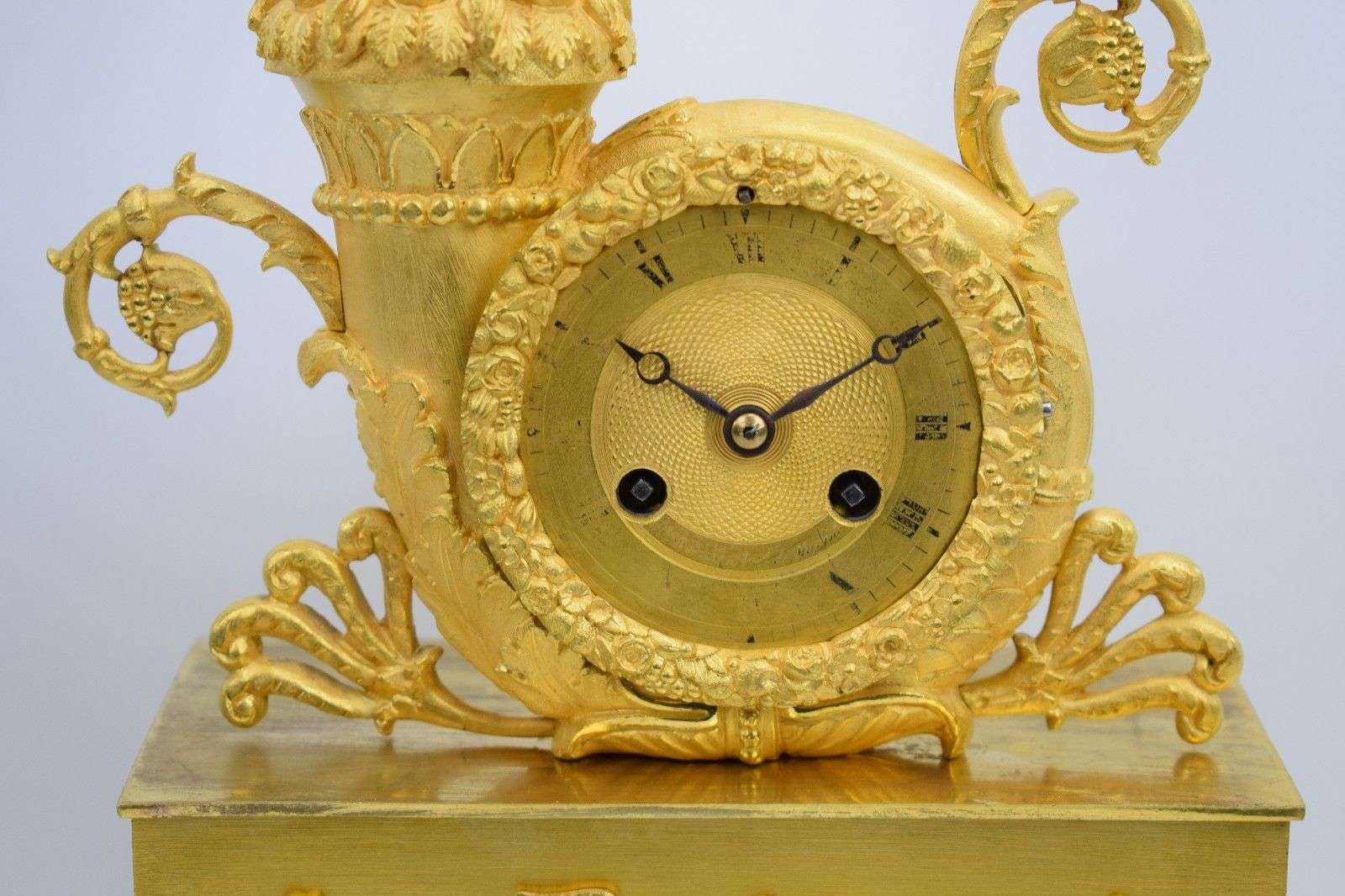 Wunderschöne Empire Pendule "Triumph des Amor" aus feuervergoldeter Paris um 1815 – Detail
