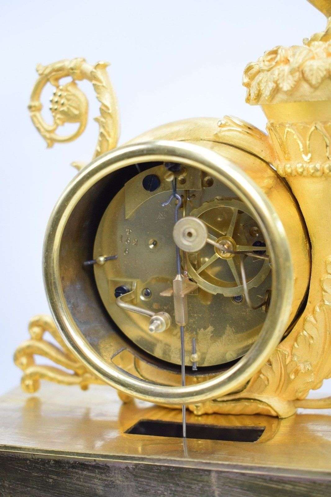Wunderschöne Empire Pendule "Triumph des Amor" aus feuervergoldeter Paris um 1815 – Detail