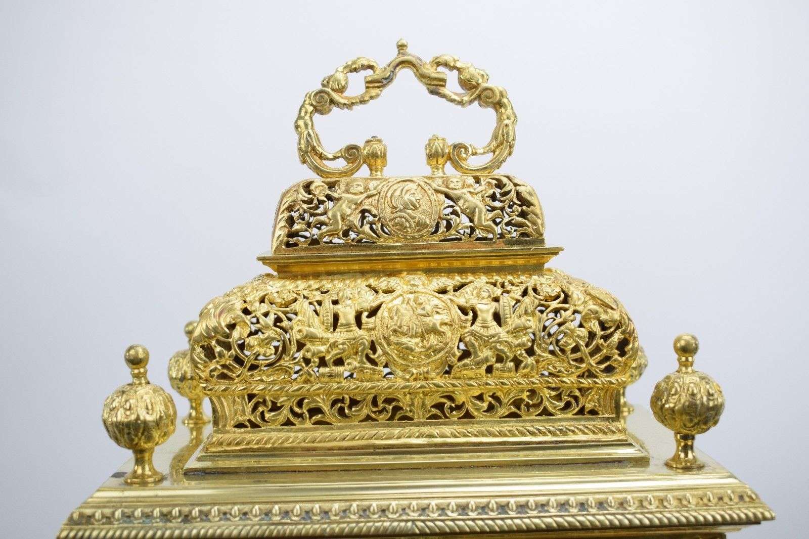 Schwere, vergoldete Bronzependule im Stile des Barock (bzw. Queen Anne) bez. Lerolle a Paris um 1870 – Detail