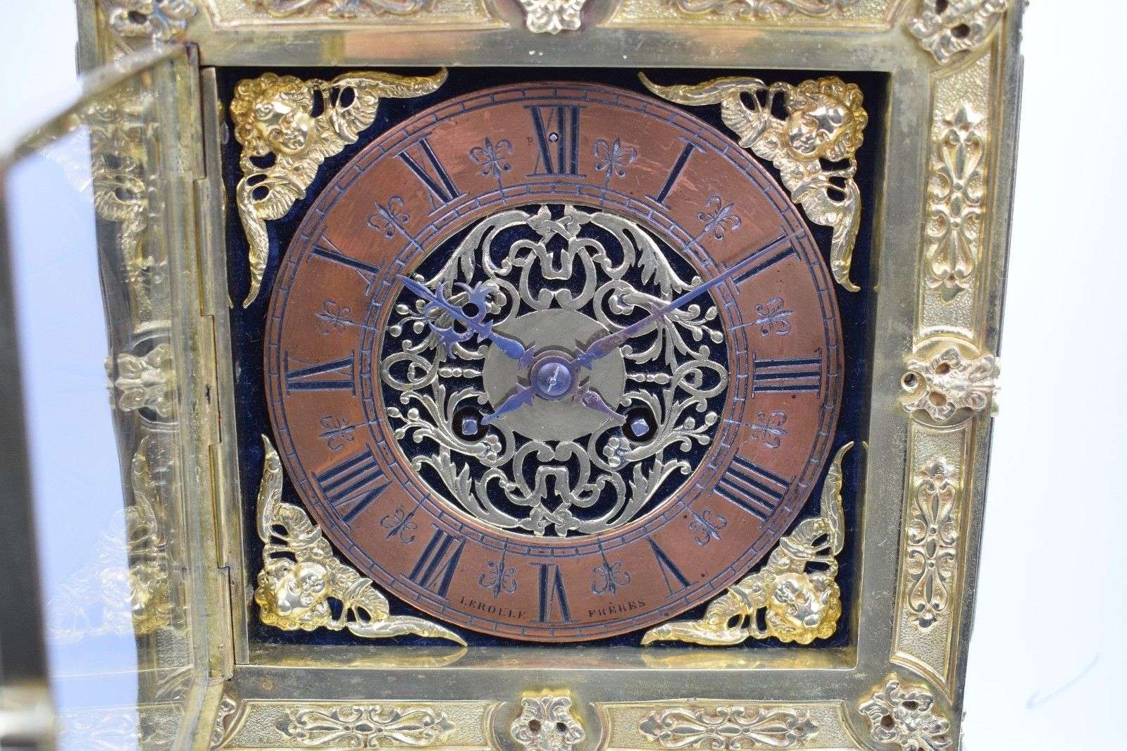 Schwere, vergoldete Bronzependule im Stile des Barock (bzw. Queen Anne) bez. Lerolle a Paris um 1870 – Detail