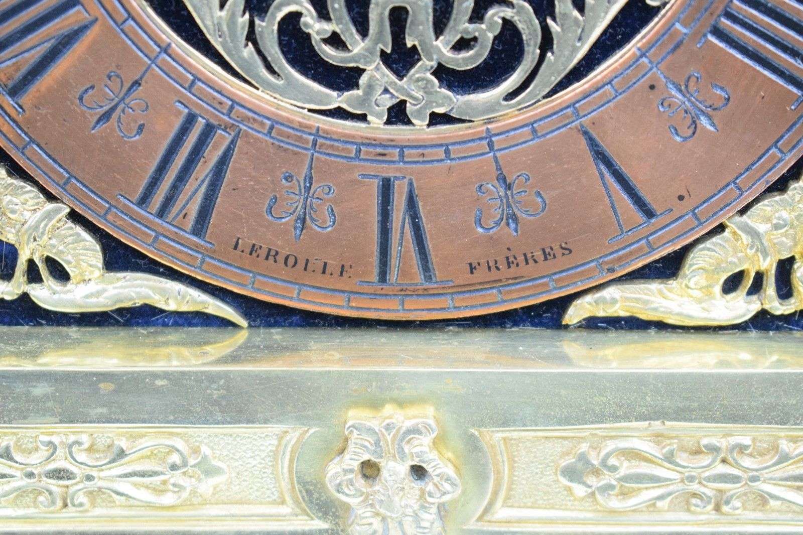 Schwere, vergoldete Bronzependule im Stile des Barock (bzw. Queen Anne) bez. Lerolle a Paris um 1870 – Detail