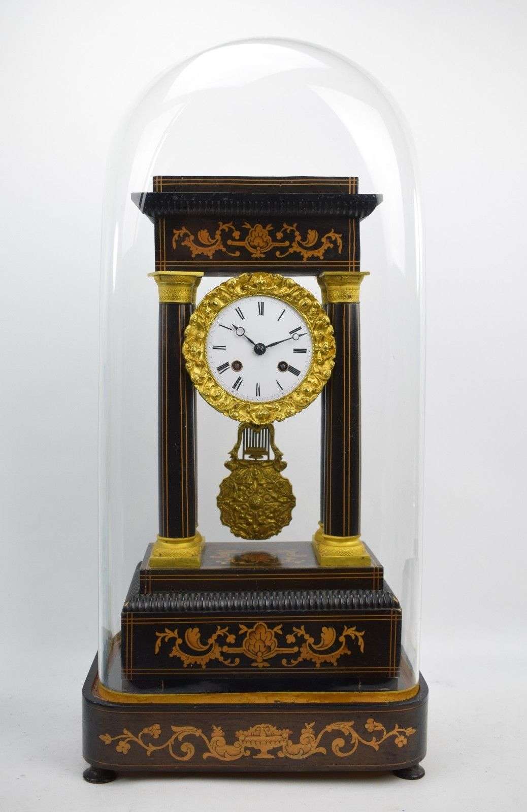 Napoleon III Portaluhr mit feinen Intarsien unter originalen Glasdom um 1850 bez. Japy Freres – Pendule vorn