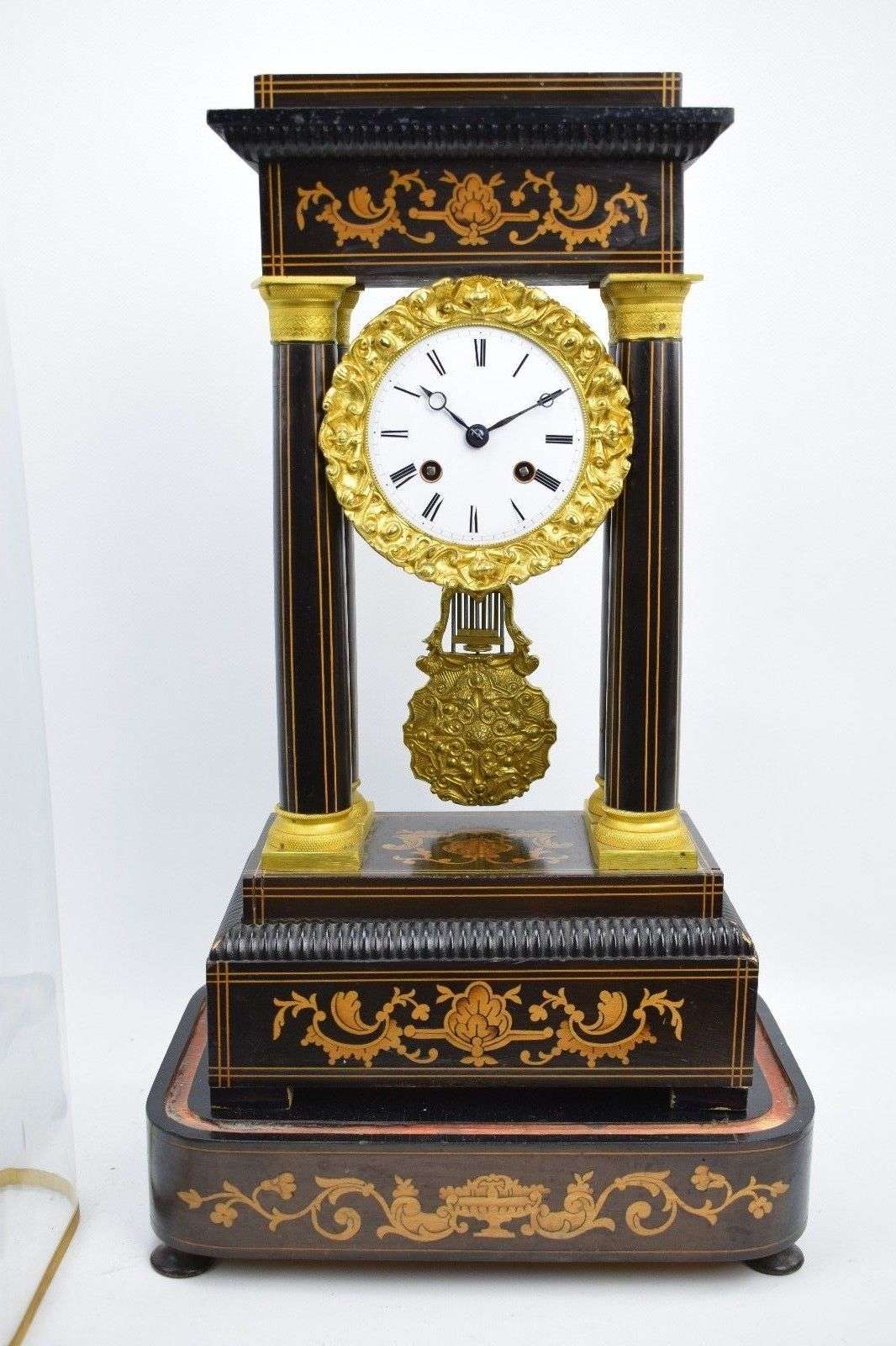 Napoleon III Portaluhr mit feinen Intarsien unter originalen Glasdom um 1850 bez. Japy Freres – Detail
