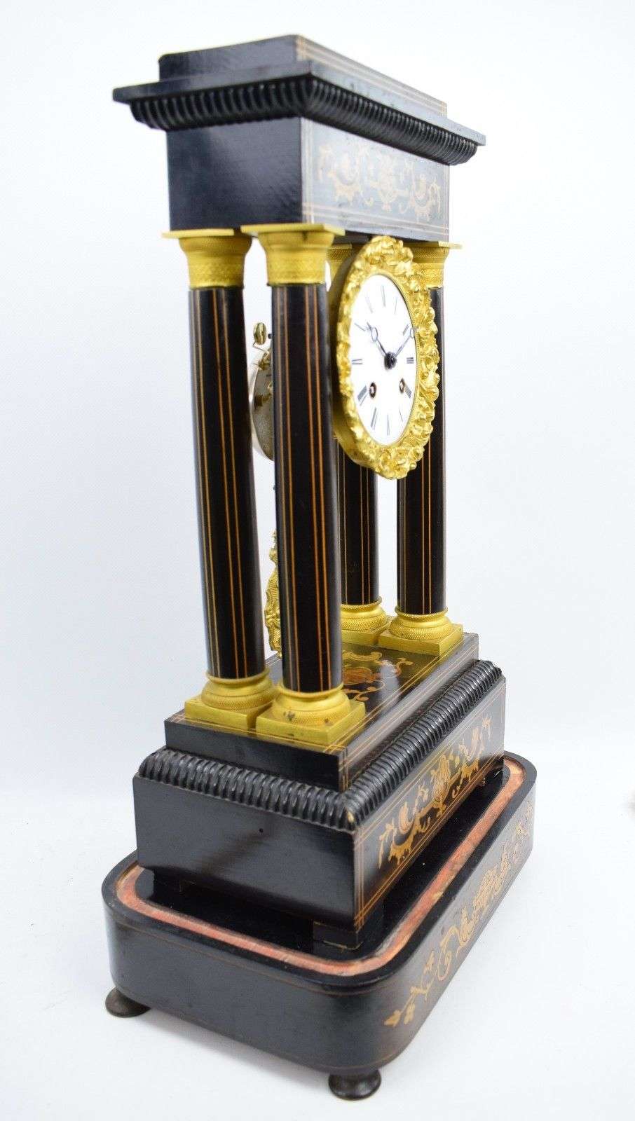 Napoleon III Portaluhr mit feinen Intarsien unter originalen Glasdom um 1850 bez. Japy Freres – Detail