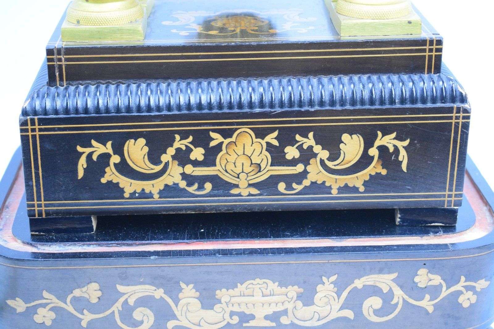 Napoleon III Portaluhr mit feinen Intarsien unter originalen Glasdom um 1850 bez. Japy Freres – Detail