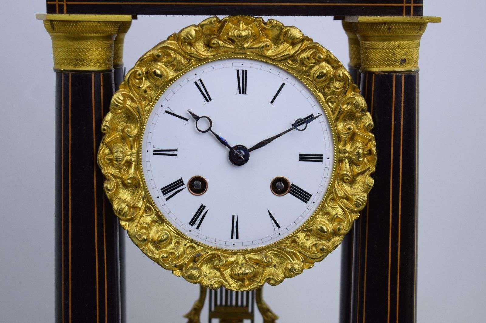 Napoleon III Portaluhr mit feinen Intarsien unter originalen Glasdom um 1850 bez. Japy Freres – Detail