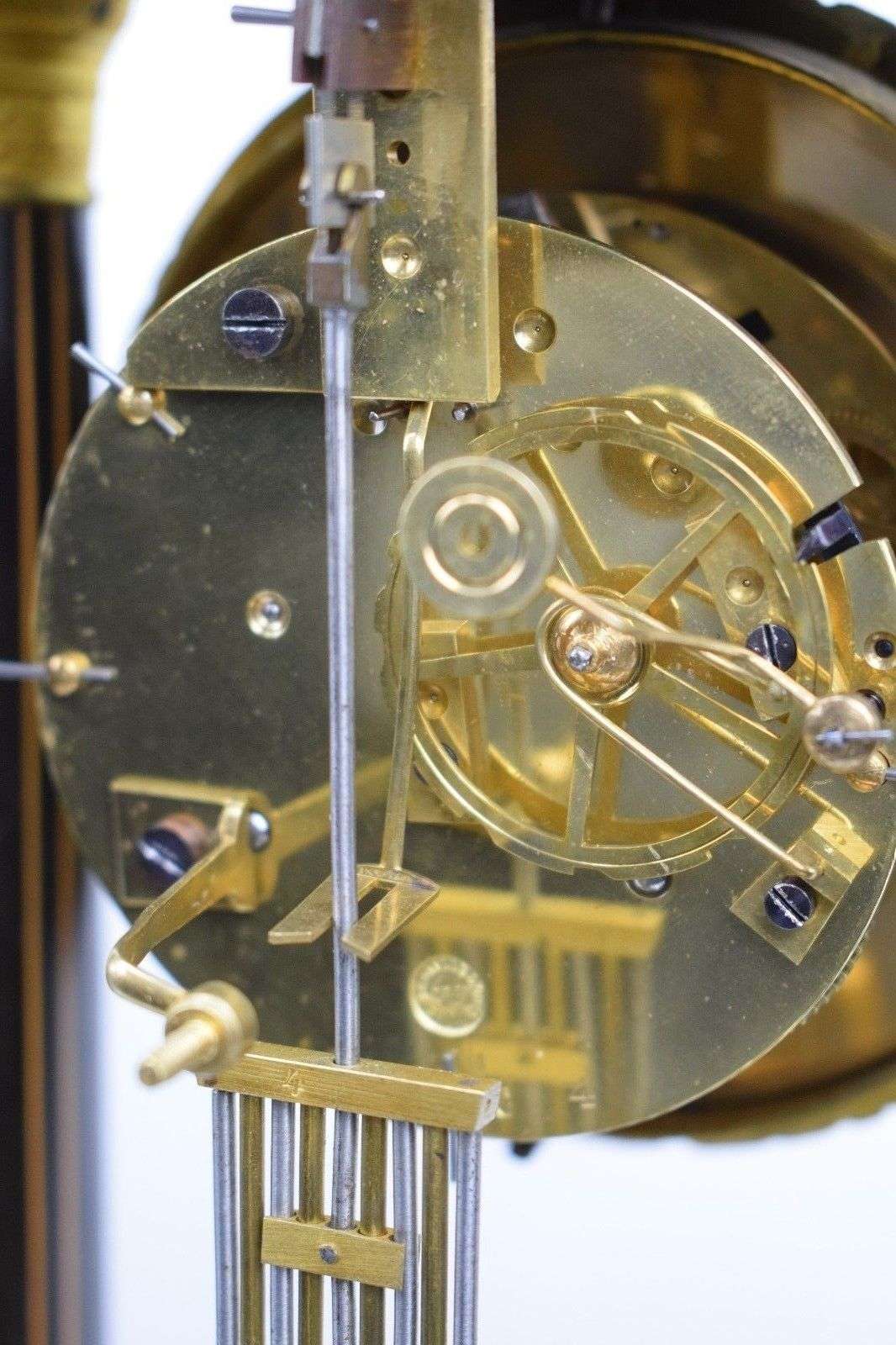 Napoleon III Portaluhr mit feinen Intarsien unter originalen Glasdom um 1850 bez. Japy Freres – Detail