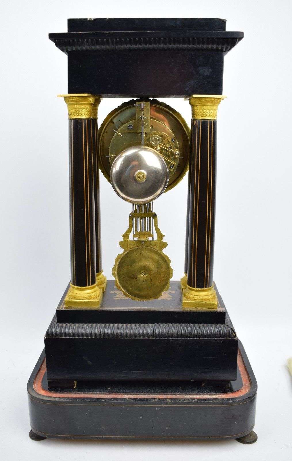 Napoleon III Portaluhr mit feinen Intarsien unter originalen Glasdom um 1850 bez. Japy Freres – Detail