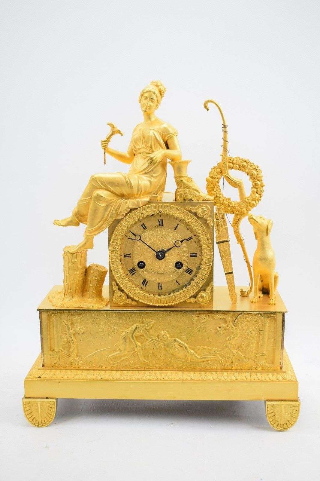 Wunderschöne Empire Pendule Artemis aus feuervergoldeter Paris um 1815 – Vorderansicht