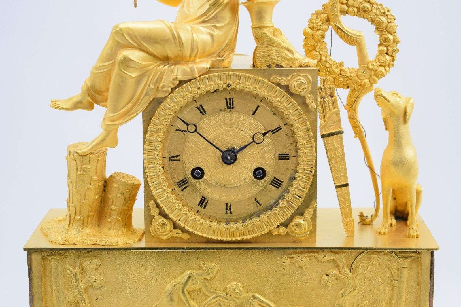 Wunderschöne Empire Pendule Artemis aus feuervergoldeter Paris um 1815 – Detail
