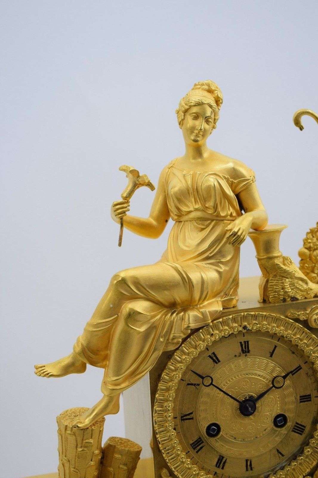 Wunderschöne Empire Pendule Artemis aus feuervergoldeter Paris um 1815 – Detail