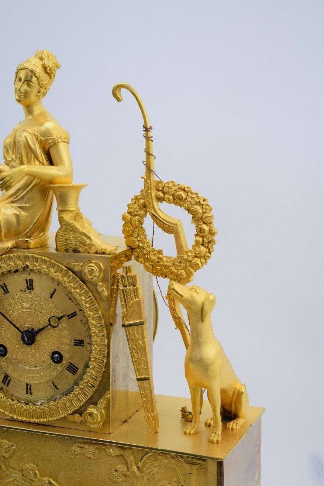 Wunderschöne Empire Pendule Artemis aus feuervergoldeter Paris um 1815 – Detail