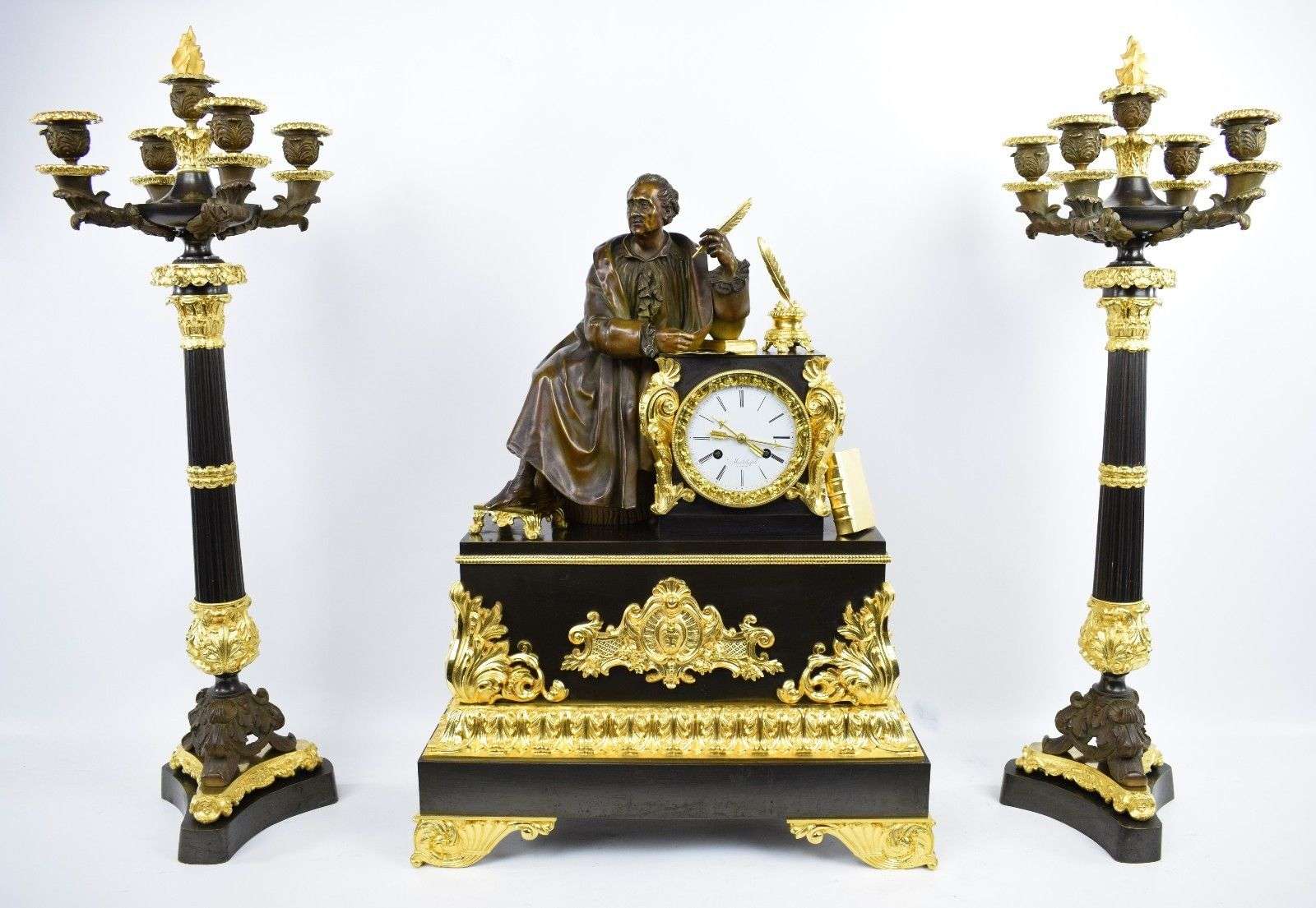 Imposante sehr seltene feuervergoldete Bronze Pendule Kaminuhr Garnitur J.W. von GOETHE ca.1839 – Vorderansicht