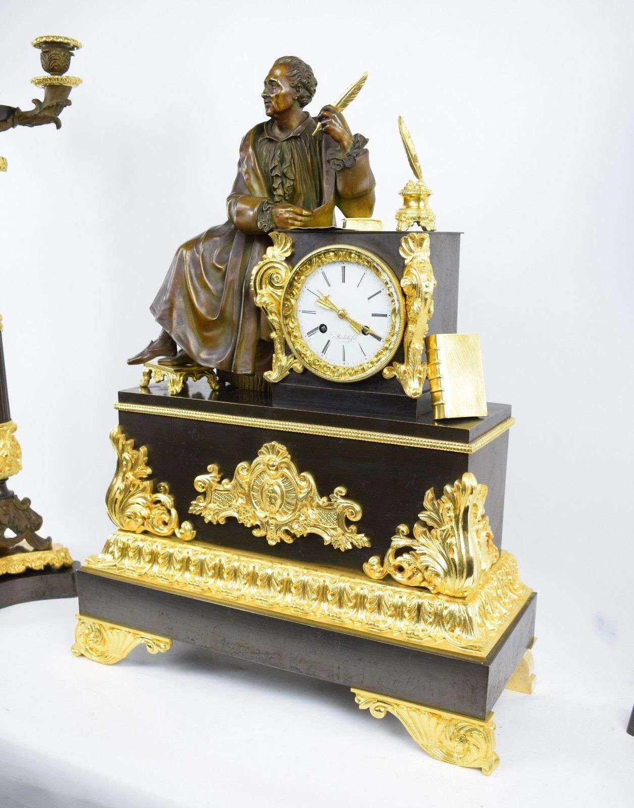 Imposante sehr seltene feuervergoldete Bronze Pendule Kaminuhr Garnitur J.W. von GOETHE ca.1839 – Detail