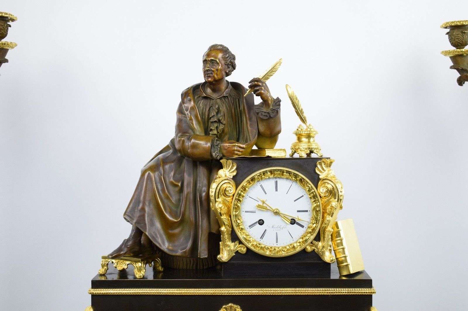 Imposante sehr seltene feuervergoldete Bronze Pendule Kaminuhr Garnitur J.W. von GOETHE ca.1839 – Detail