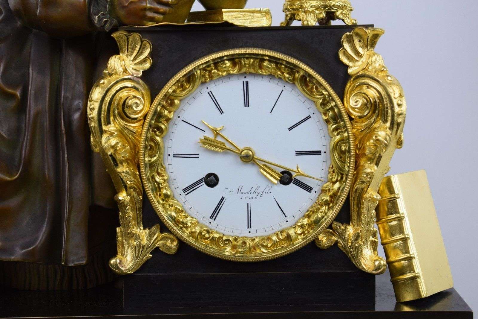 Imposante sehr seltene feuervergoldete Bronze Pendule Kaminuhr Garnitur J.W. von GOETHE ca.1839 – Detail