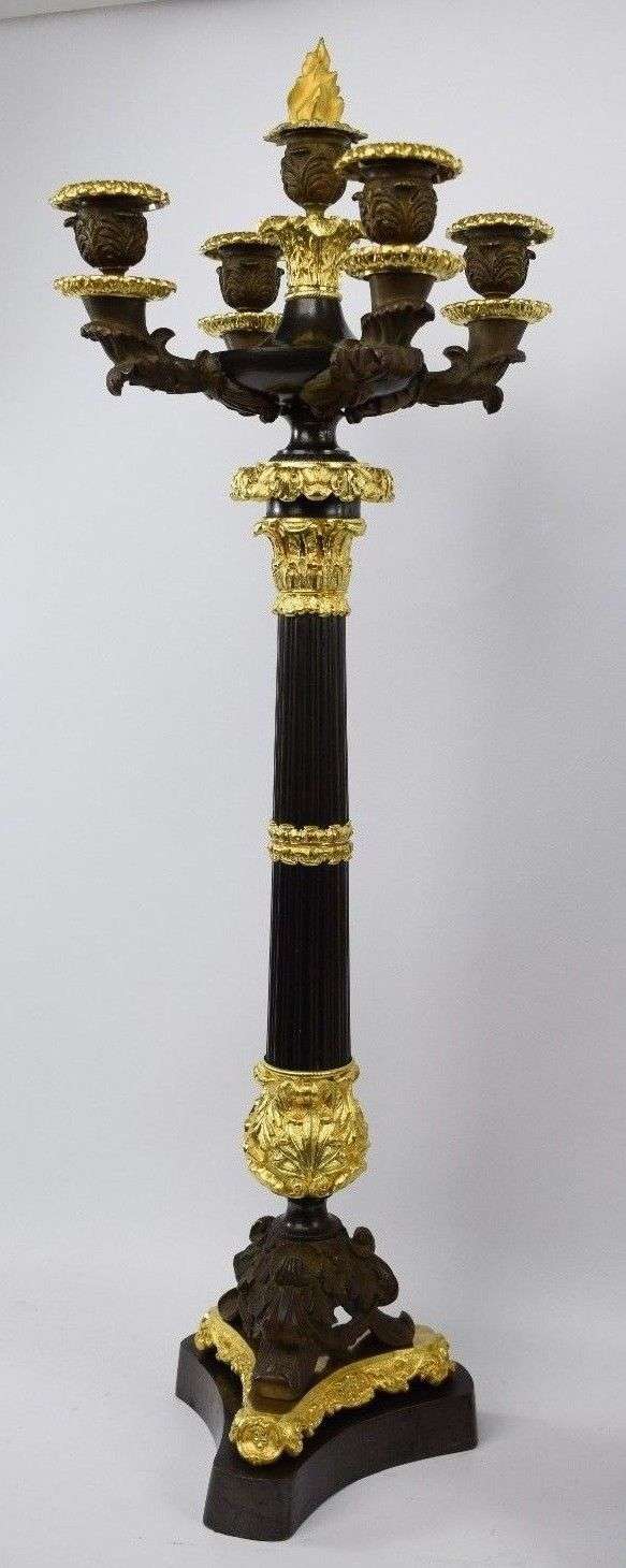 Imposante sehr seltene feuervergoldete Bronze Pendule Kaminuhr Garnitur J.W. von GOETHE ca.1839 – Kandelaber 1