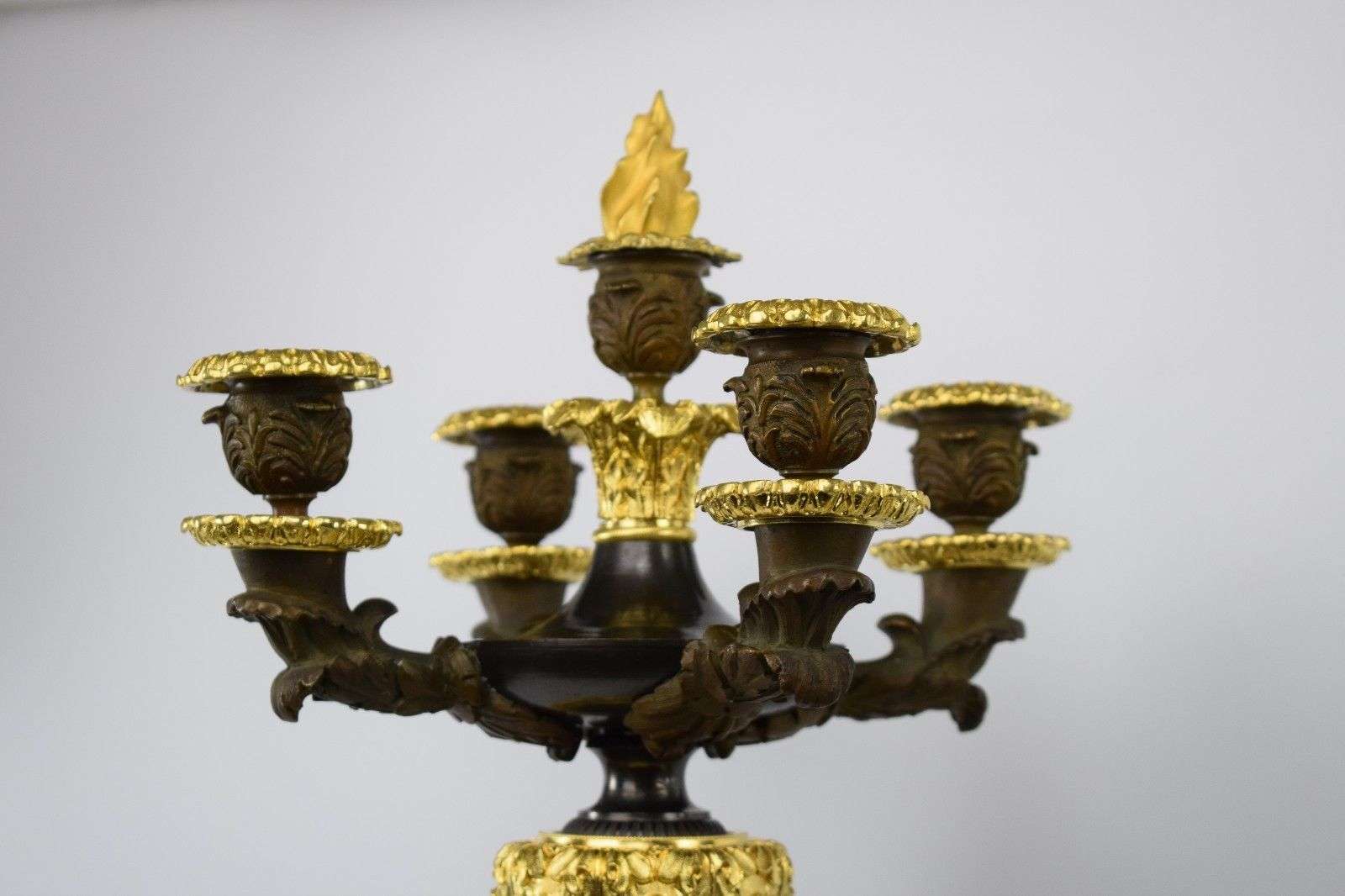 Imposante sehr seltene feuervergoldete Bronze Pendule Kaminuhr Garnitur J.W. von GOETHE ca.1839 – Detail
