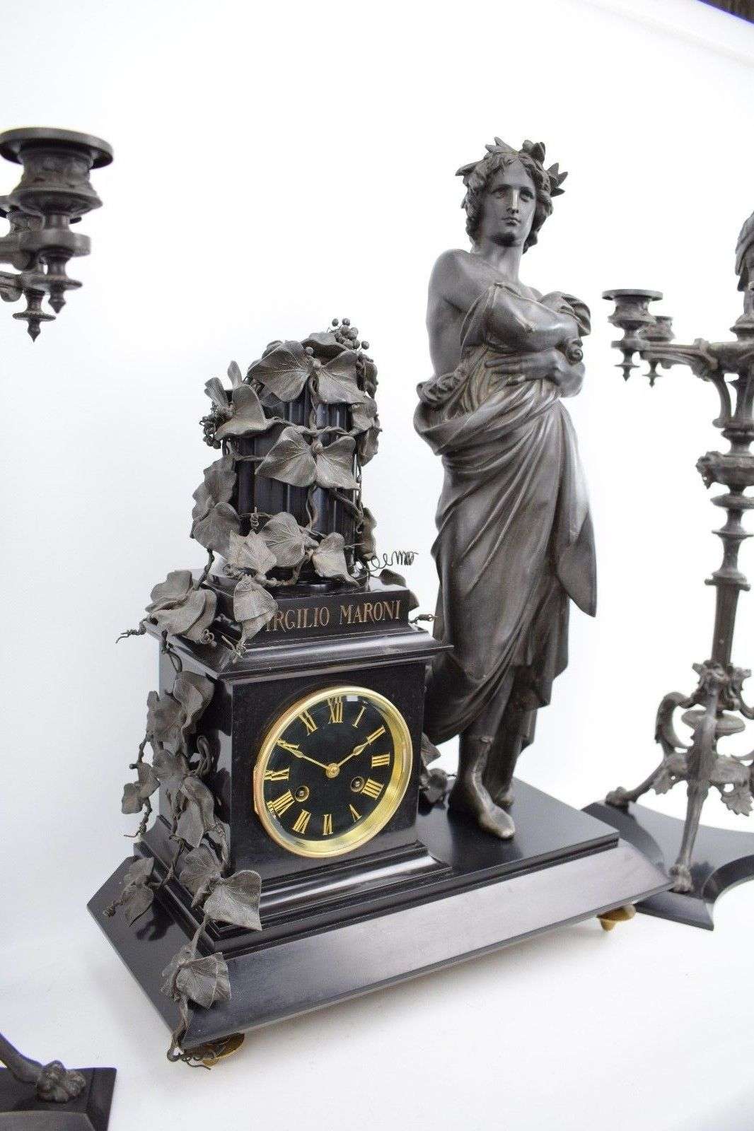 Imposante Pendule Kaminuhr Garnitur Virgilio Maroni Marmor um 1870 A.Carrier – Detail
