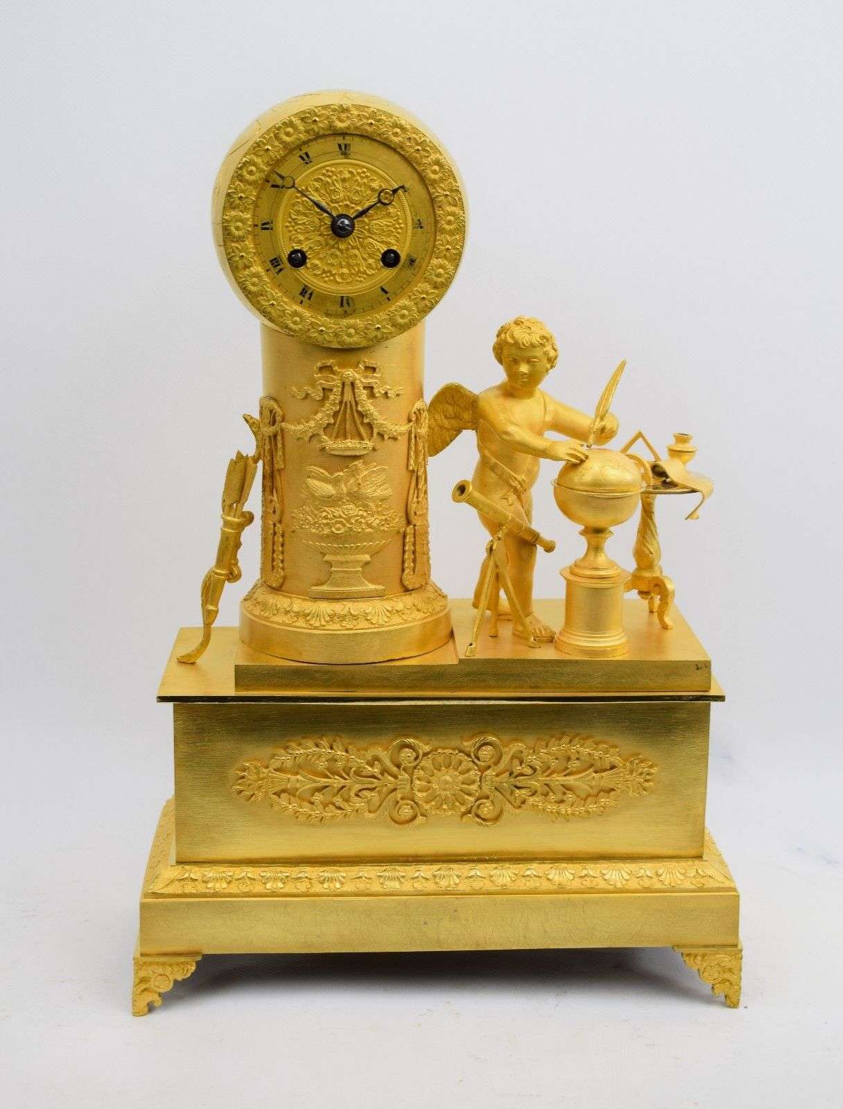 Wunderschöne Empire Pendule aus feuervergoldeter Bronze Amor als Astronom Paris um 1815 – Vorderansicht